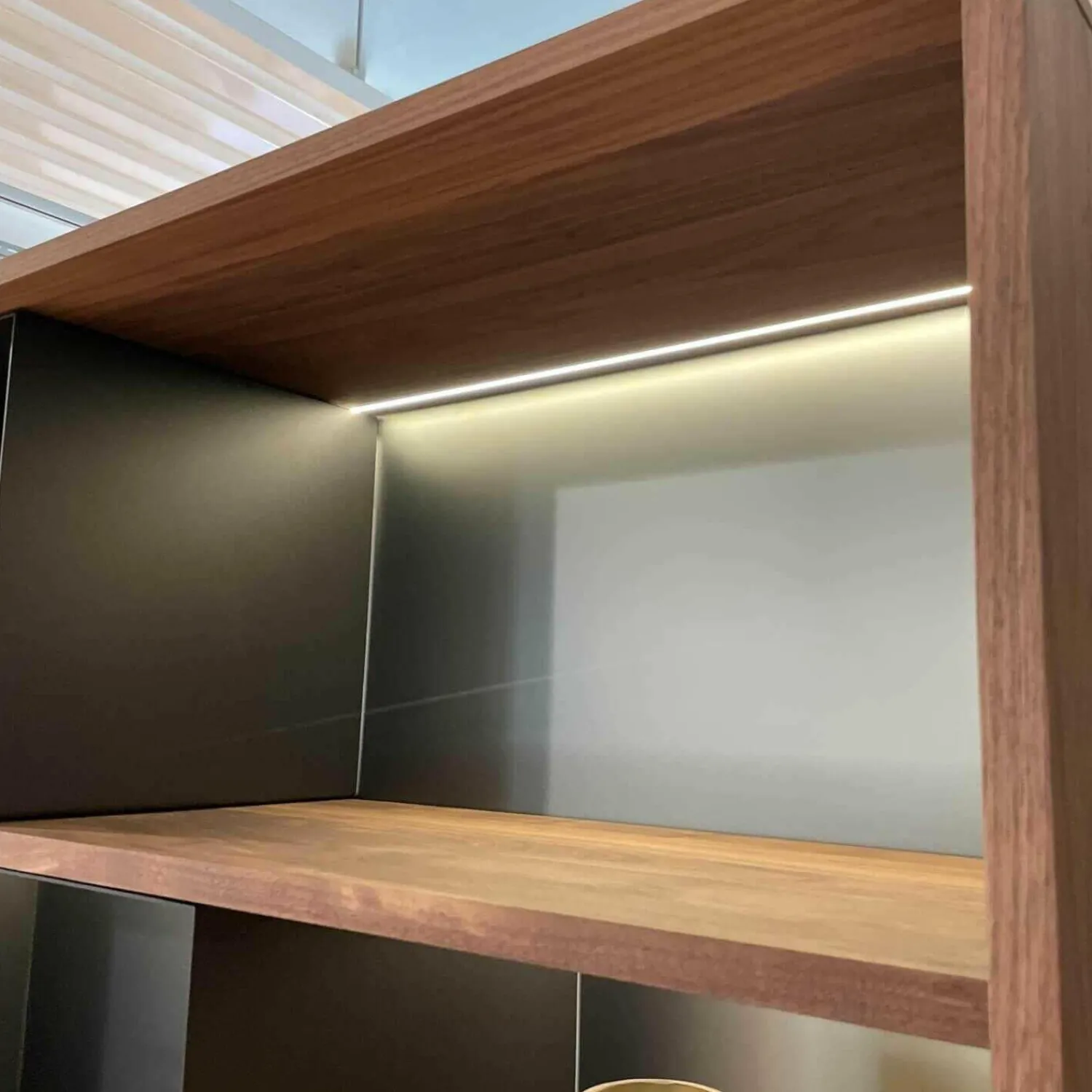 Rodam Regale|Regalkombination Pares in Nussbaum 130 Rückwand Glas deepgrex Metallboxen anthr. inkl Beleuchtung