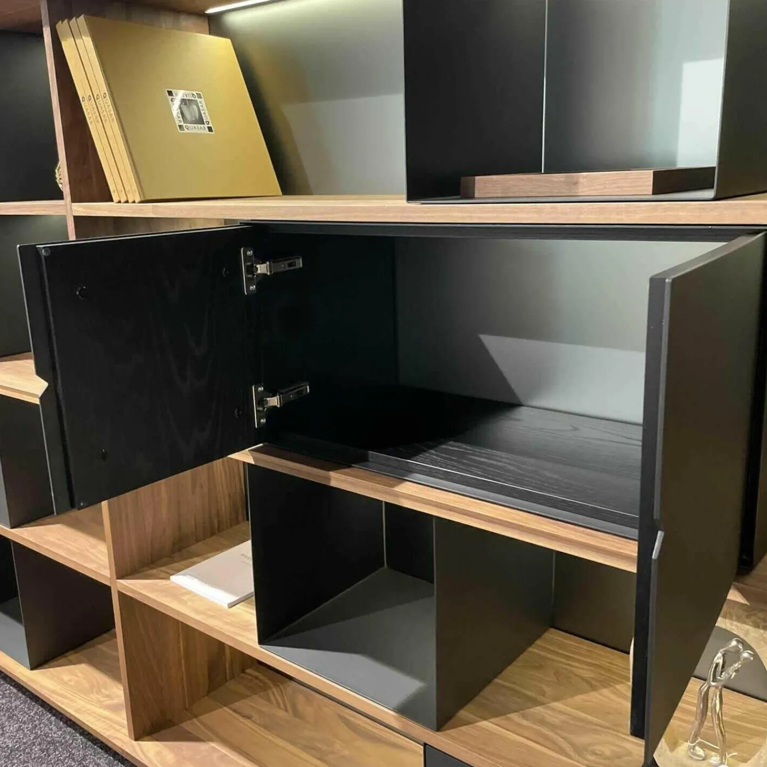 Rodam Regale|Regalkombination Pares in Nussbaum 130 Rückwand Glas deepgrex Metallboxen anthr. inkl Beleuchtung