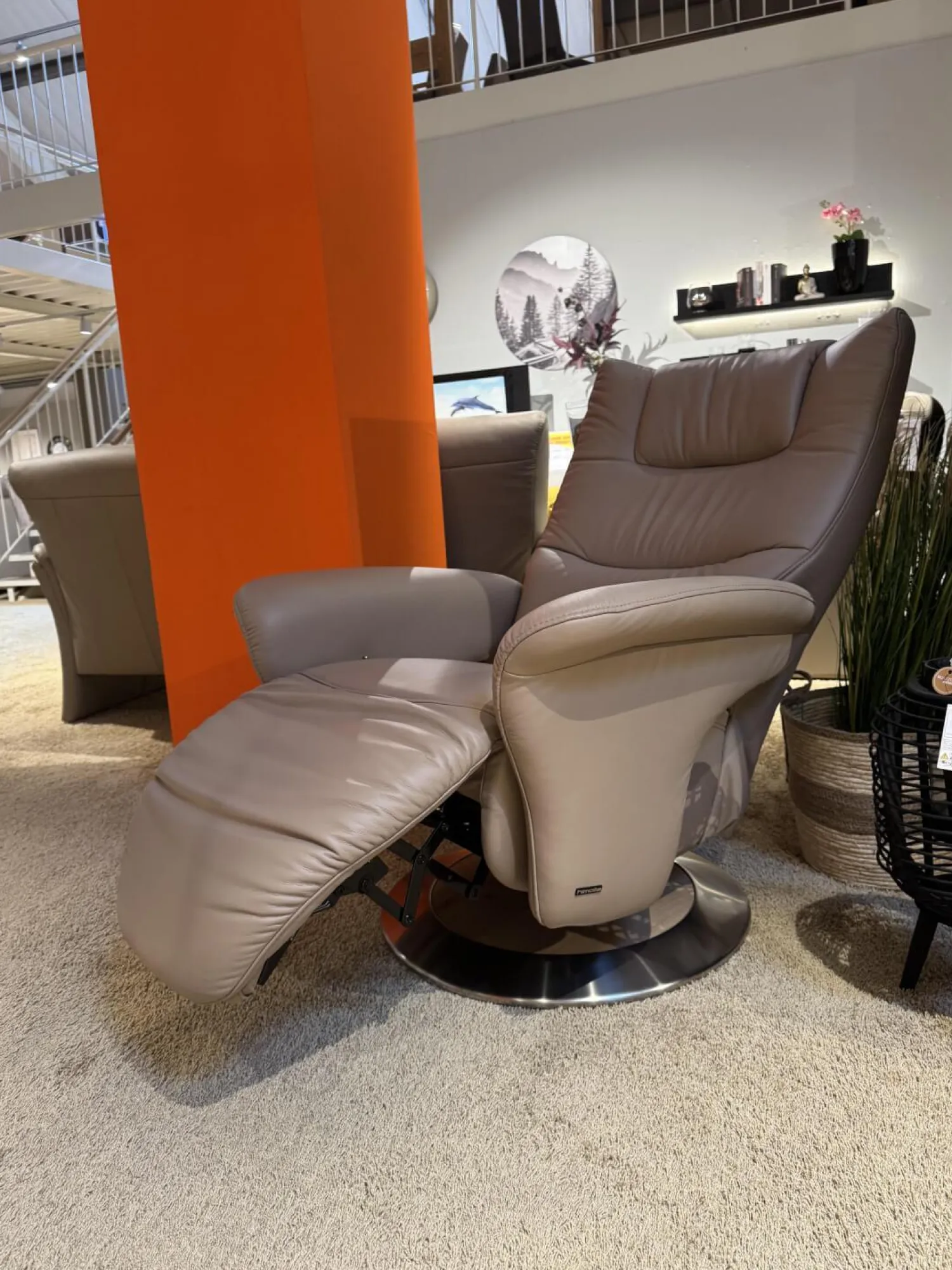 himolla Relaxsessel|Relaxsessel 8006 Leder 24 Sand Beige Tellerfuß Aluminium Inklusive Manueller Rückenlehnen und Fußteilverstellung