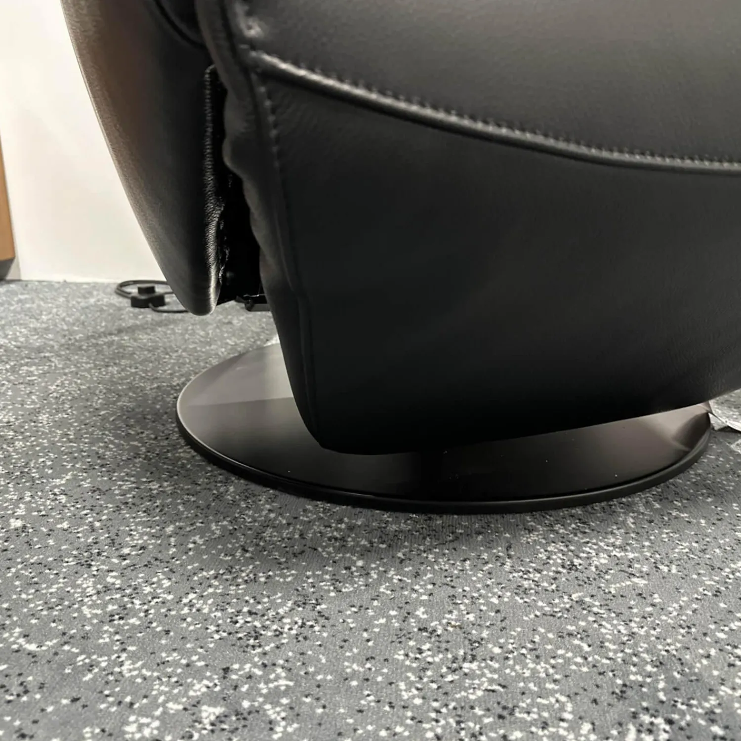 FSM Relaxsessel|Relaxsessel FM 139 Mate Leder Living 2811 Schwarz Tellerfuß Metall Tiefschwarz Beschichtet Mit Elektrischer Verstellung