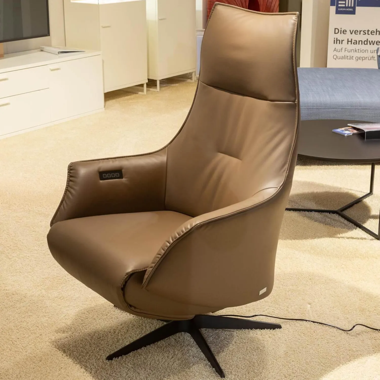 Contur Relaxsessel|Relaxsessel Girona Medium Leder Prisma 600 Braun Kreuzfuß 32 Aluminium Schwarz