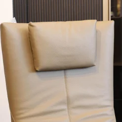 FSM Relaxsessel|Relaxsessel Mate Uni Leder 28 Living 116 Cashmere Beige Tellerfuß Metall RAL 9005 Tiefschwarz Mit Nackenkissen