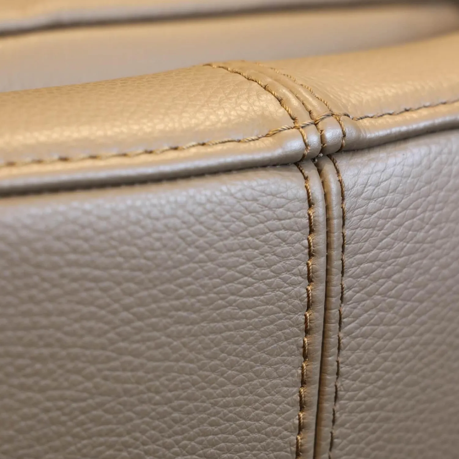 FSM Relaxsessel|Relaxsessel Mate Uni Leder 28 Living 116 Cashmere Beige Tellerfuß Metall RAL 9005 Tiefschwarz Mit Nackenkissen