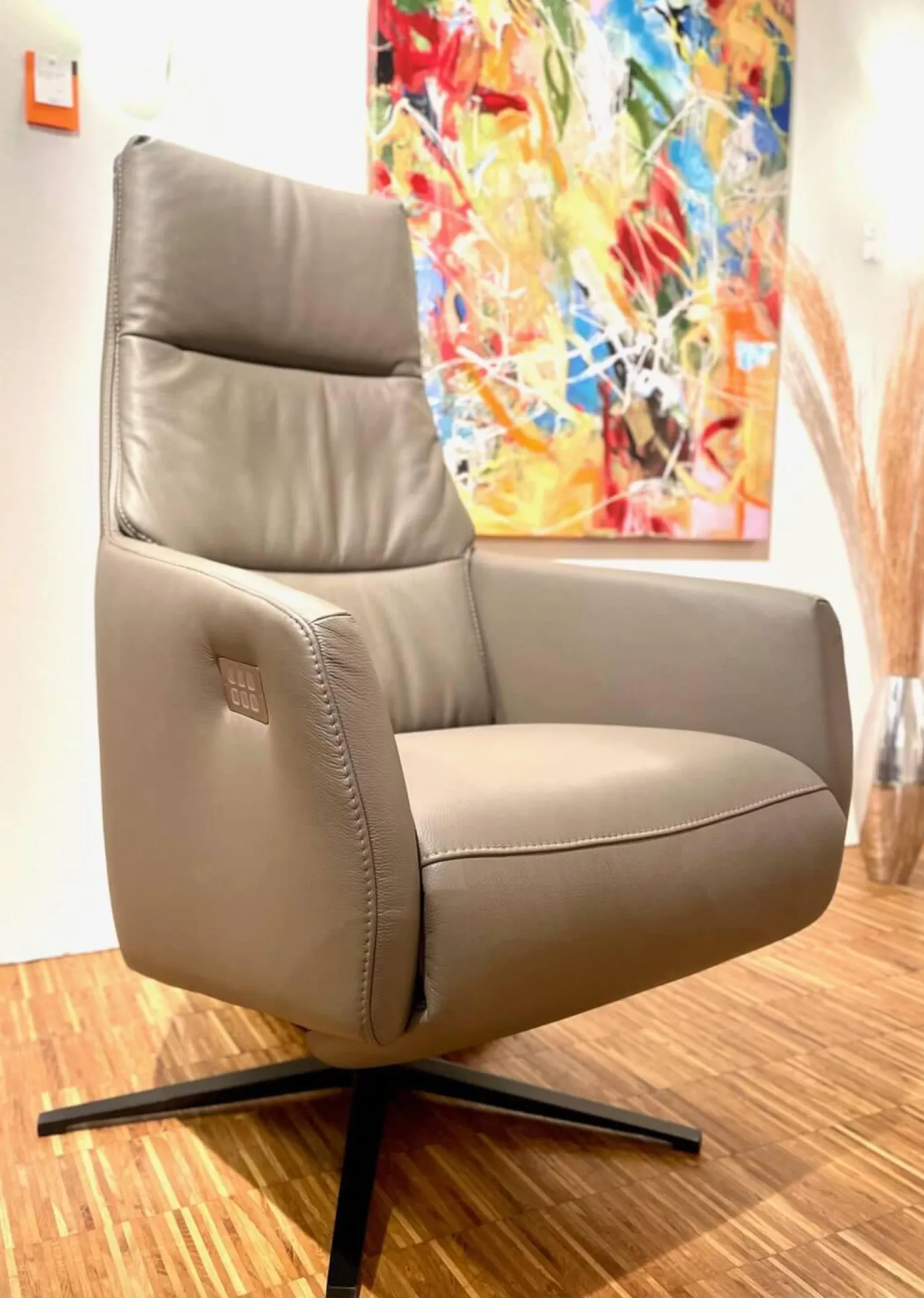 Contur Relaxsessel|Relaxsessel Positano Medium Semianilinleder Lava Grau Kreuzfuß Schwarz Bedienelement Edelstahl