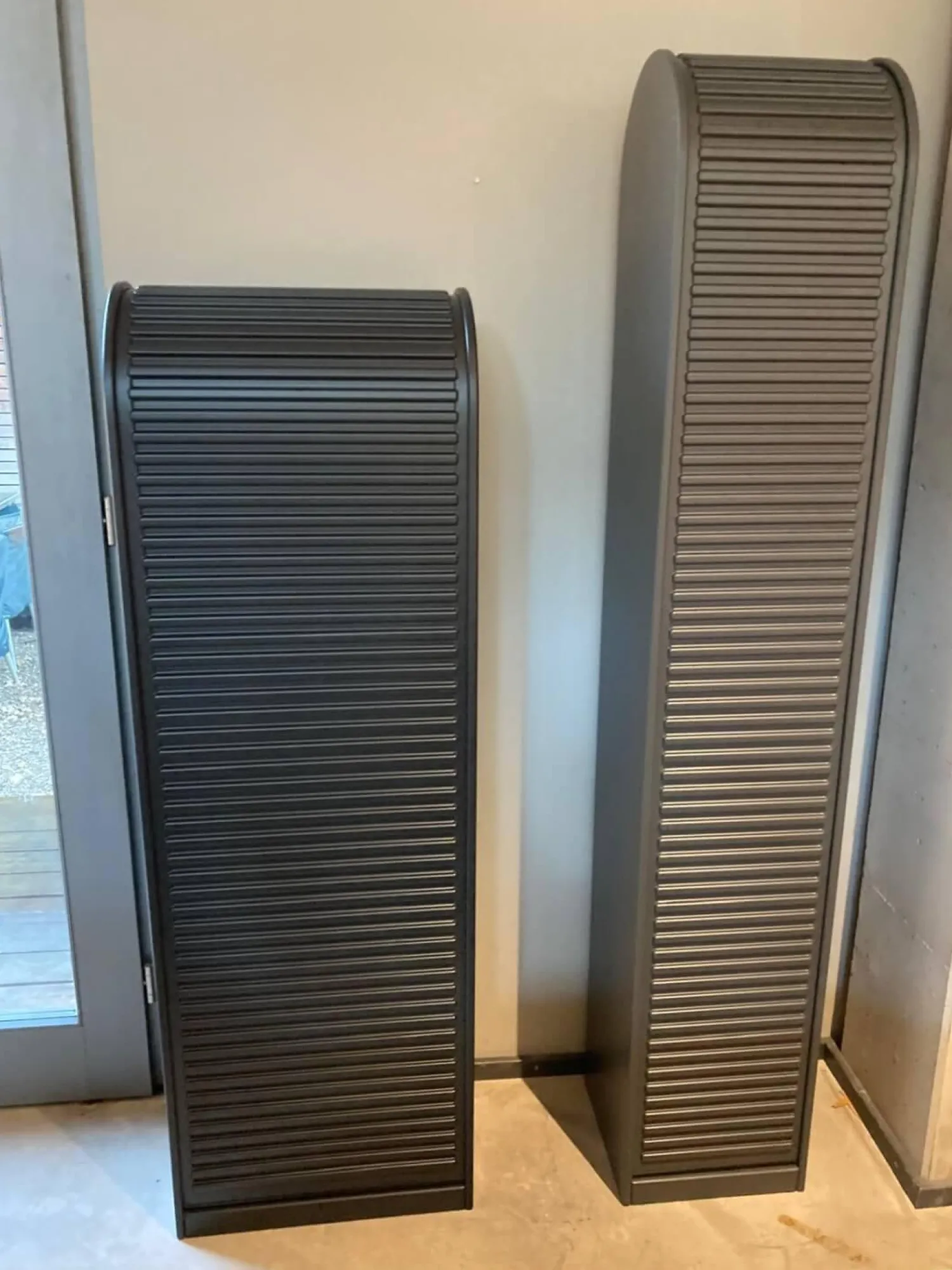 Pastoe Regale & Container|Rolladenschrank Adamer Außen Lack Black Schwarz Innen Lack Black Schwarz Struktur Ohne Grauen Schrank