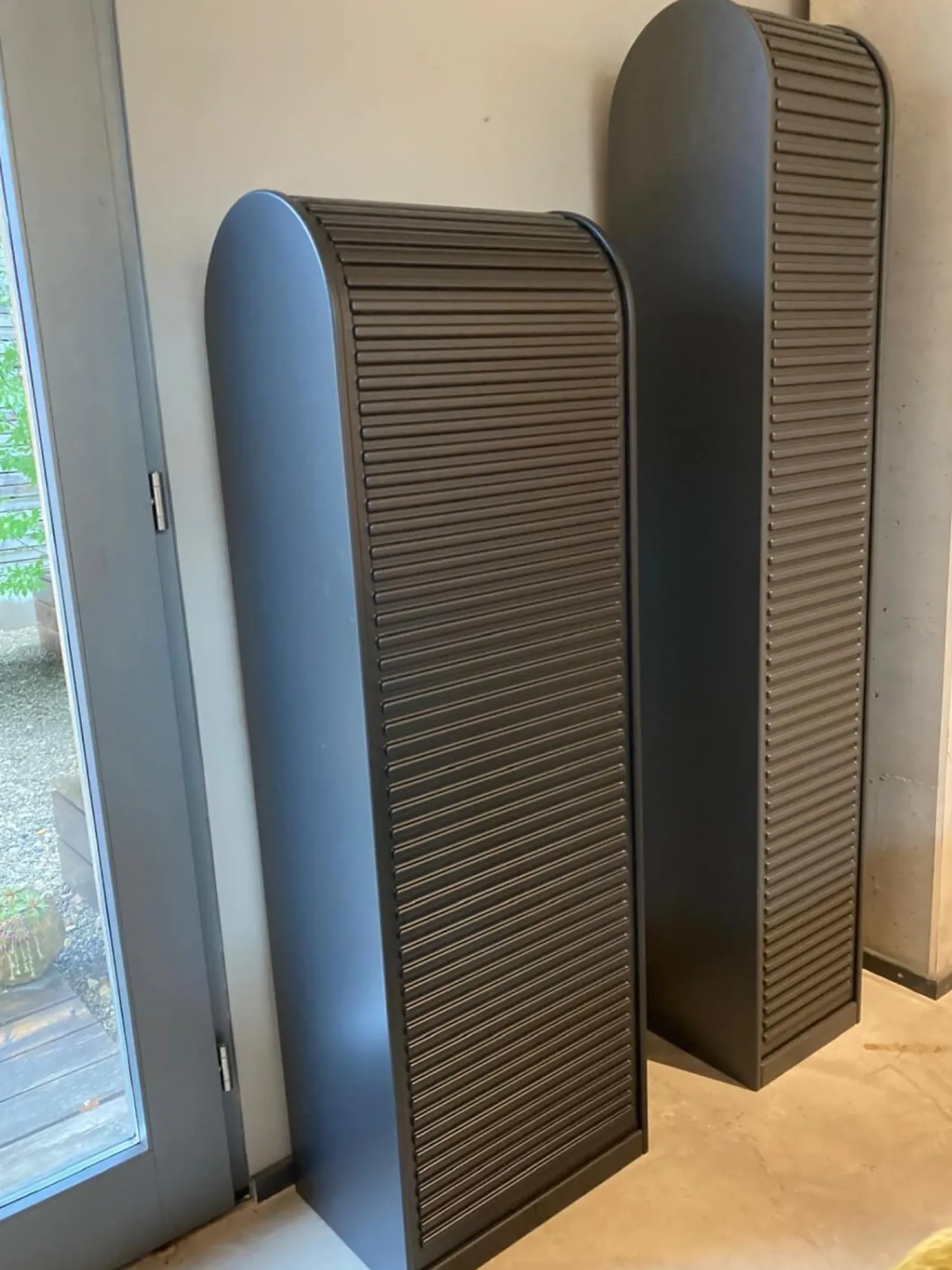 Pastoe Regale & Container|Rolladenschrank Adamer Außen Lack Black Schwarz Innen Lack Black Schwarz Struktur Ohne Grauen Schrank