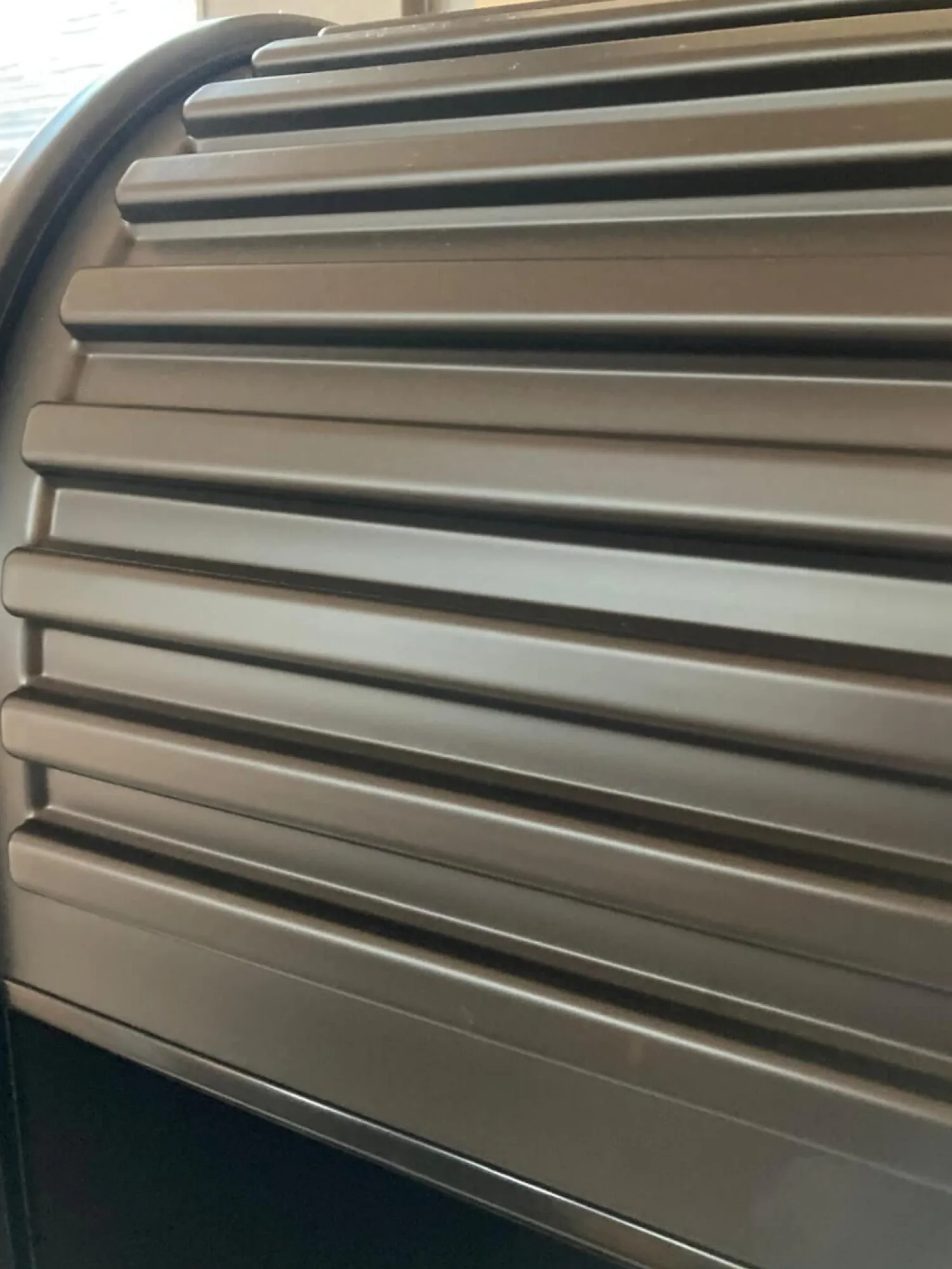 Pastoe Regale & Container|Rolladenschrank Adamer Außen Lack Black Schwarz Innen Lack Black Schwarz Struktur Ohne Grauen Schrank