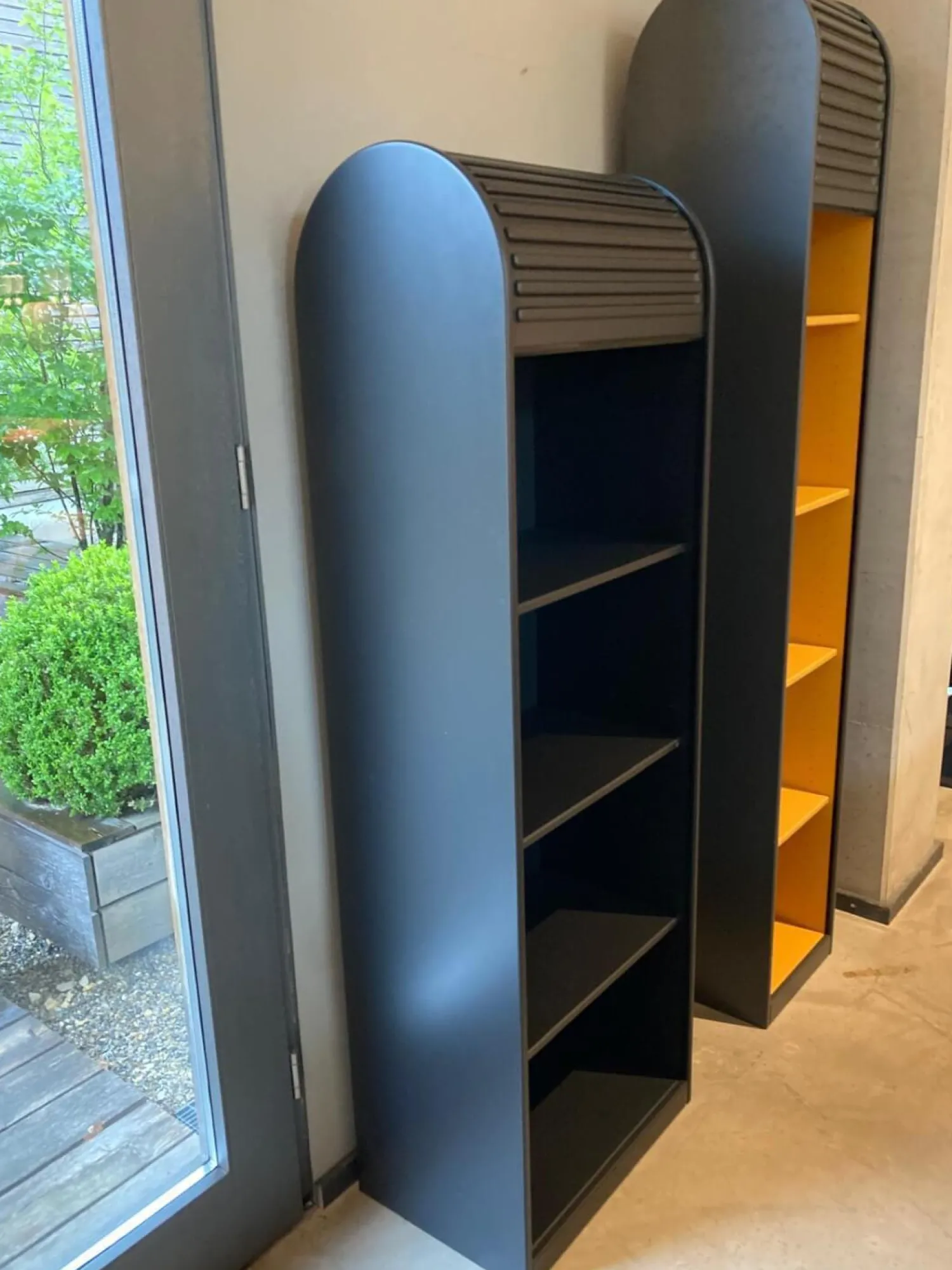 Pastoe Regale & Container|Rolladenschrank Adamer Außen Lack Black Schwarz Innen Lack Black Schwarz Struktur Ohne Grauen Schrank