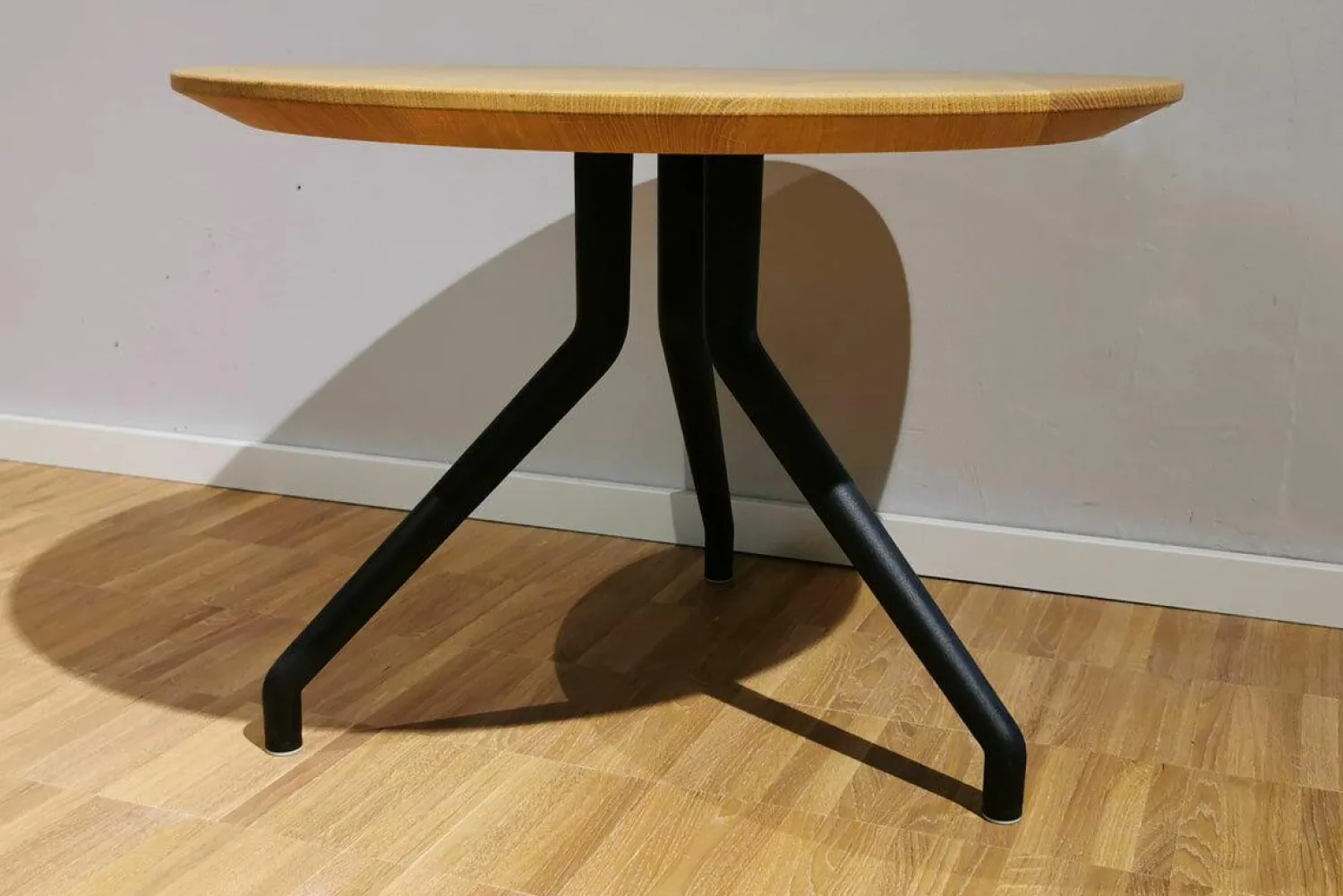 Wagner Esstische|Salontisch W-Table Asteiche Geölt Gestell Aluminium Schwarz Pulverbeschichtet