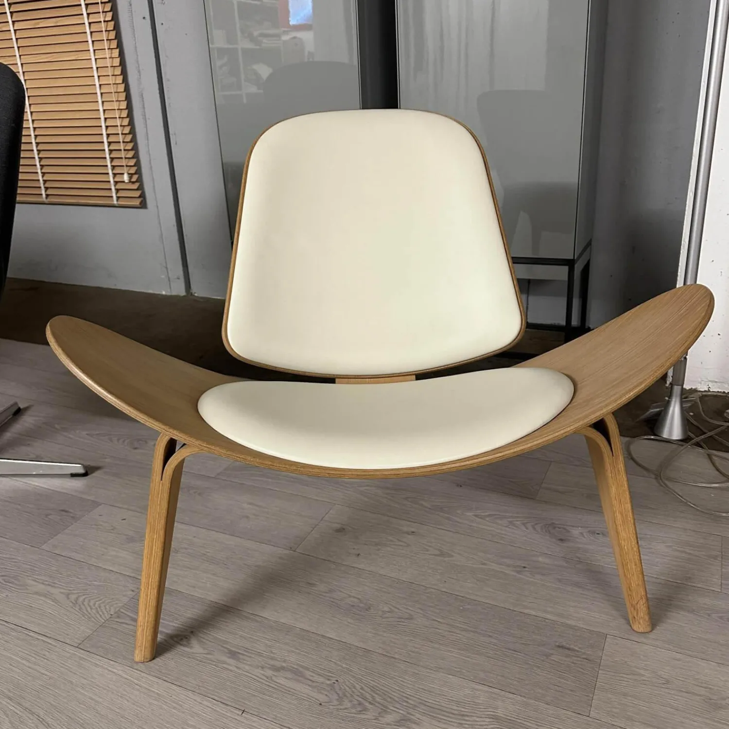 Carl Hansen & Søn Einzelstühle|Schalenstuhl CH07 Bezug Leder Thor 390 Creme Gestell Eiche Weisspigmentiert Öl