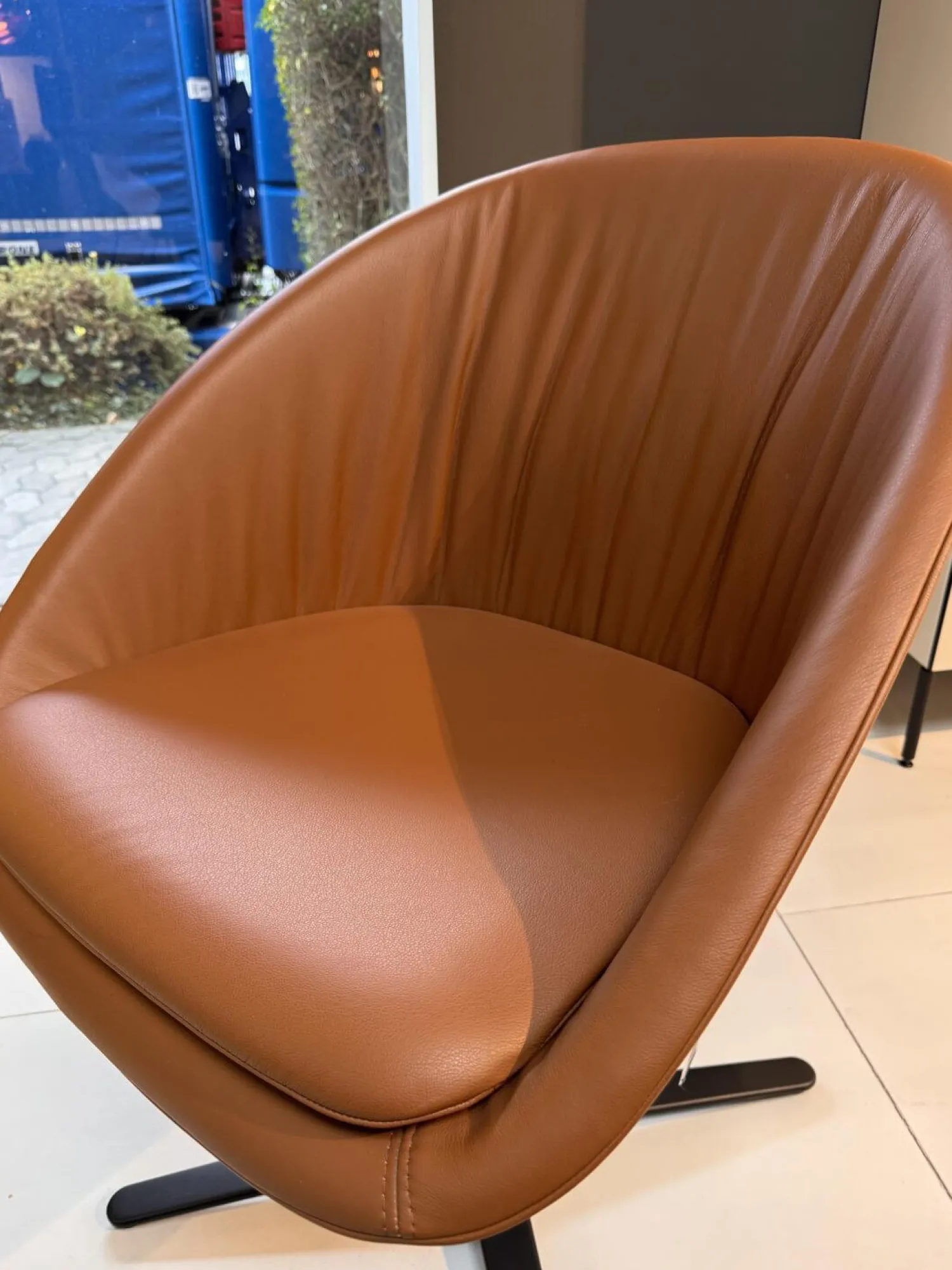 Draenert Einzelstühle|Schalenstuhl Dan Leder 662 Braun Kreuzgestell Schwarz Mit Kissen Drehbar