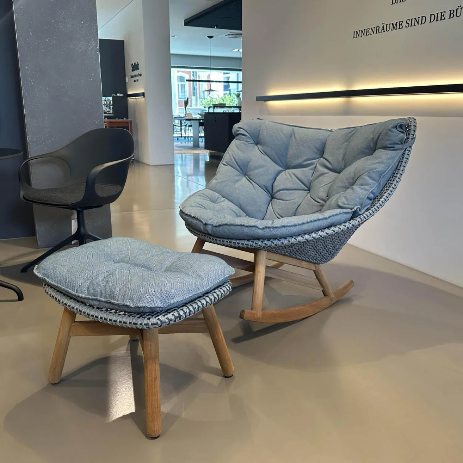 DEDON Loungemöbel|Schaukelstuhl MBrace Geflecht Baltic Blau Grau Sitzfläche Stoff MARnori Blau Grau Gestell Teak Mit Hocker