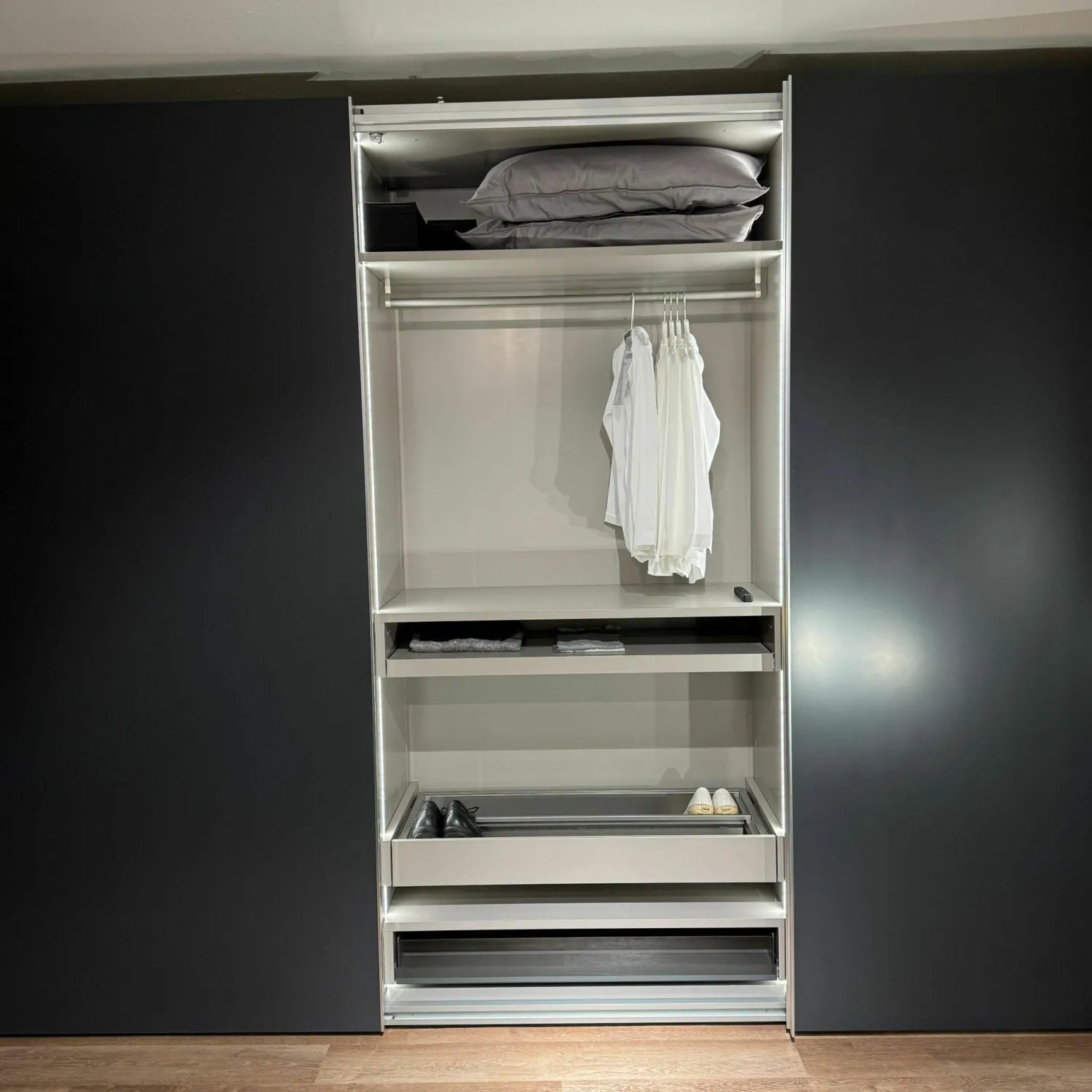 Interlübke Kleiderschränke|Schiebetürenschrank Collect Korpus Lack M21 Anthrazit Innen Lack M23 Muschel Beige