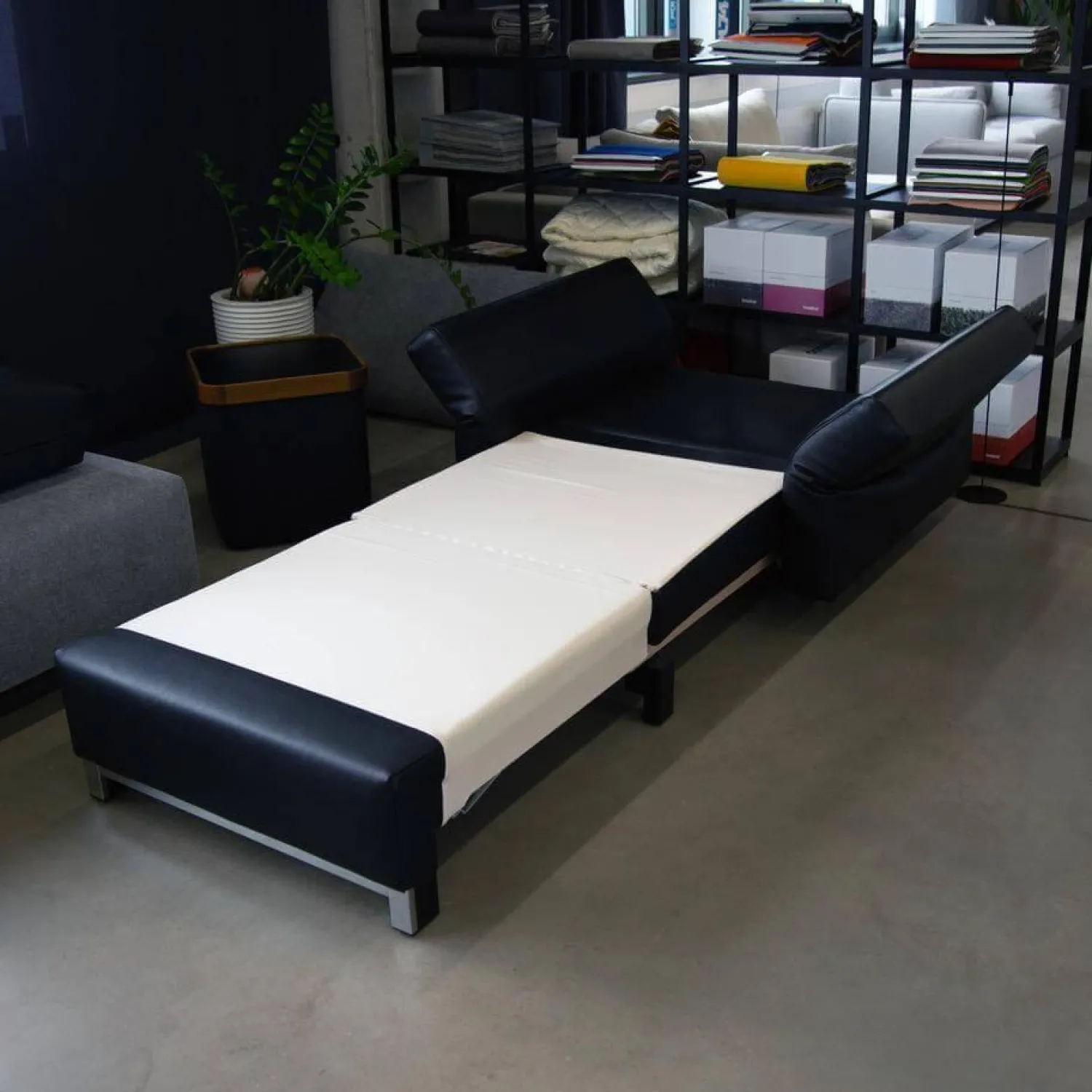 Signet Relaxsessel|Schlafsessel Nick Leder Namibia Schwarz Füße Chrombügel Armlehnen Klappbar Mit 1 Rückenkissen