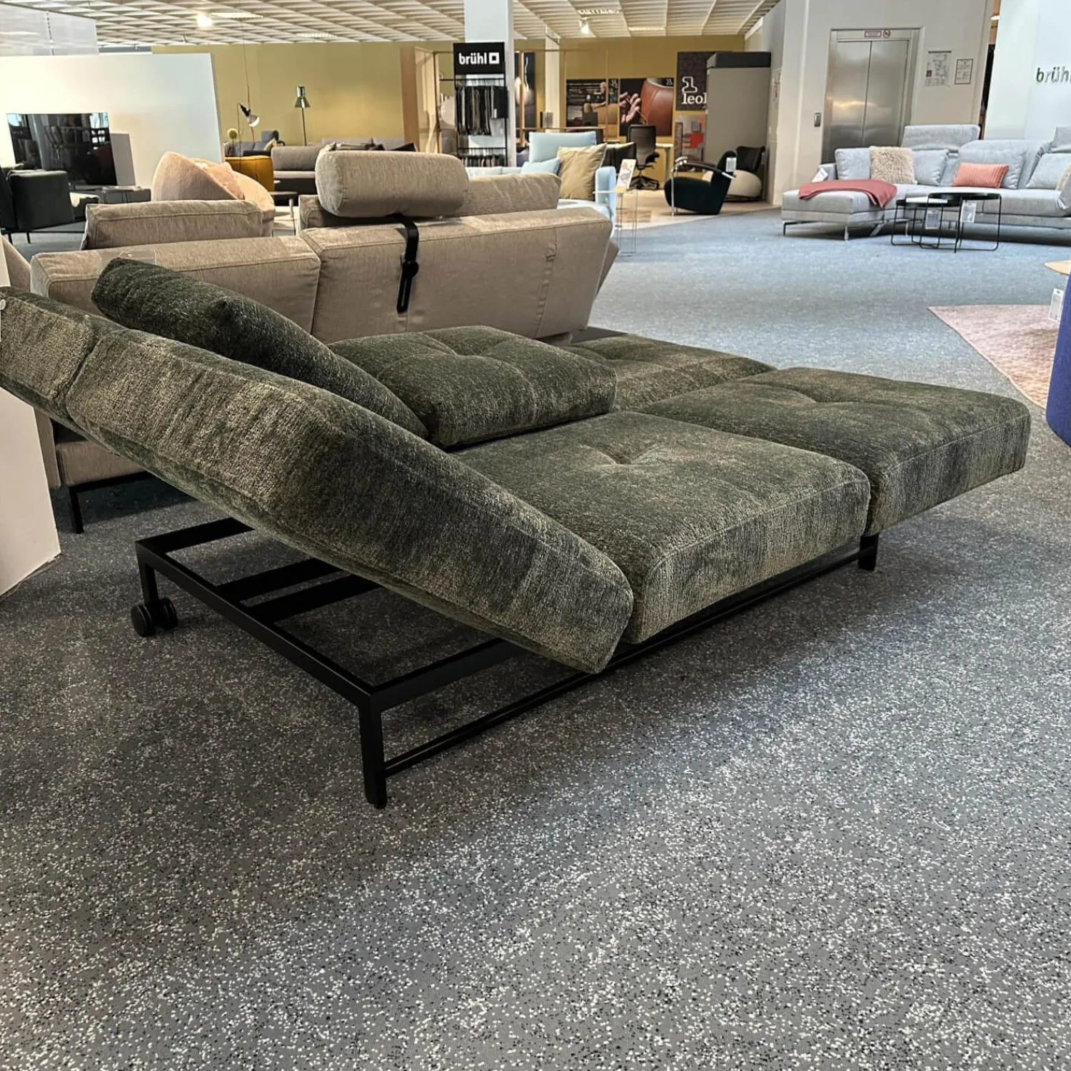 Brühl Schlafsofas|Schlafsofa Cross Over Stoff 4401 35 Grün Gestell Metall Schwarz Pulverbeschichtet Mit Rollen Hinten Inklusive Kissen