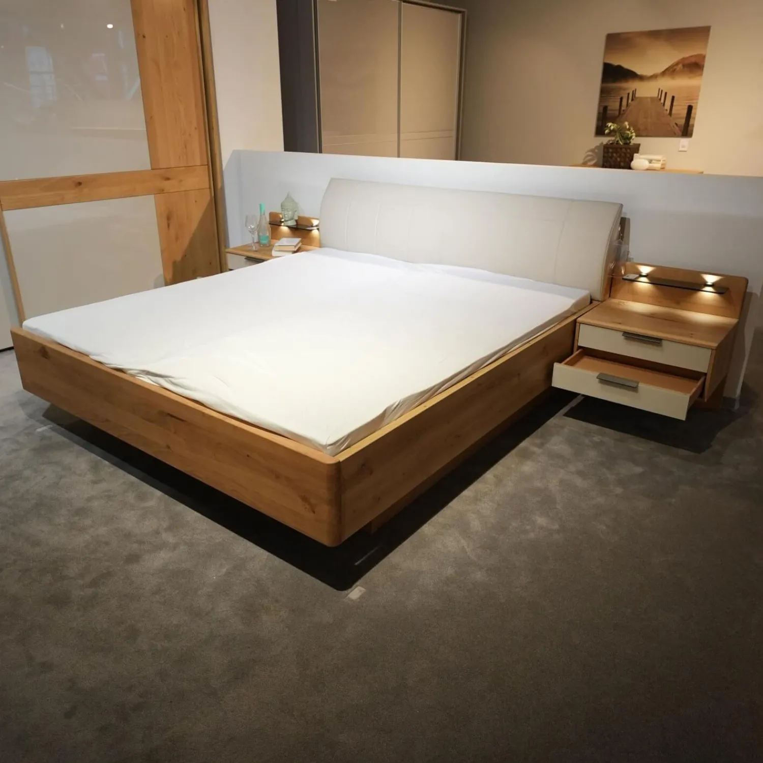 Wiemann Ganze Schlafzimmer|Schlafzimmer Modena Plus Eiche Bianco Glas Leder Champagner Inklusive LED Flexleuchten Bett Ohne Matratze Ohne Lattenrost