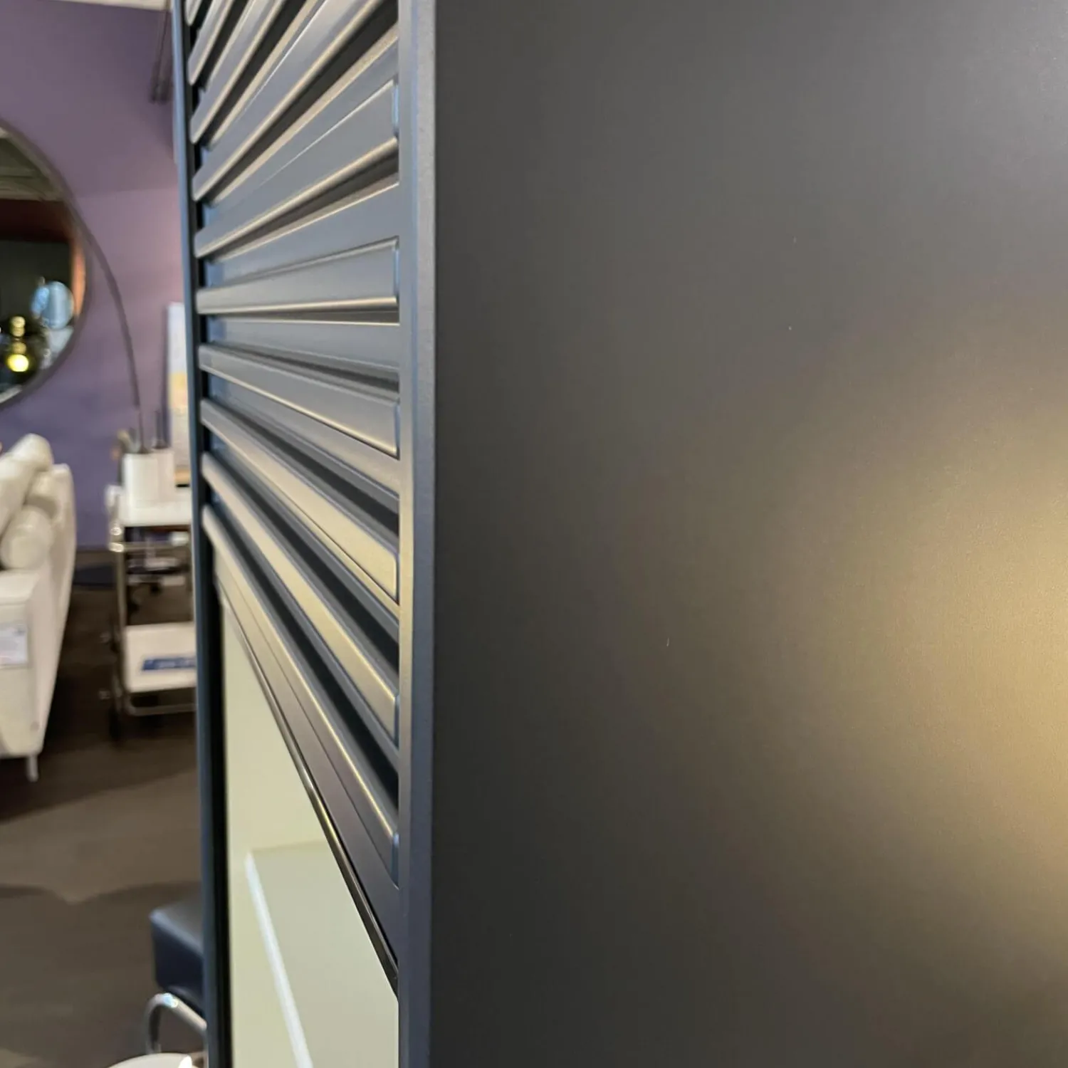 Pastoe Regale|Vitrinen & Highboards|Schmaler Schrank Cabinet A´Dammer Duotone Storm Vanilla mit Rolladentür