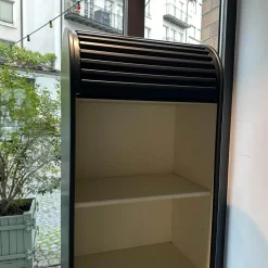 Pastoe Regale|Vitrinen & Highboards|Schmaler Schrank Cabinet A´Dammer Duotone Storm Vanilla mit Rolladentür