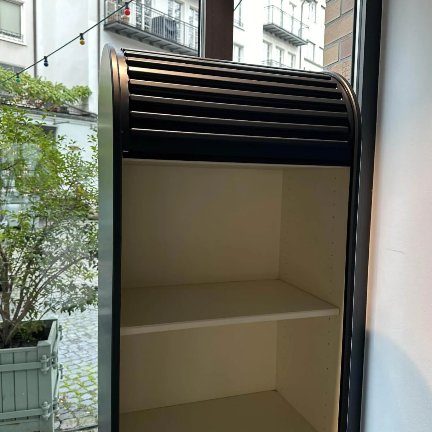 Pastoe Regale|Vitrinen & Highboards|Schmaler Schrank Cabinet A´Dammer Duotone Storm Vanilla mit Rolladentür