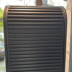 Pastoe Regale|Vitrinen & Highboards|Schmaler Schrank Cabinet A´Dammer Duotone Storm Vanilla mit Rolladentür