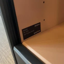 Pastoe Vitrinen & Highboards|Schmaler Schrank Cabinet A´Dammer Duotone Storm Blossom mit Rolladentür