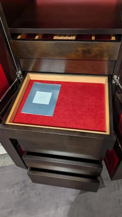 Selva Vitrinen & Highboards|Schrank 7021 Massivholz 45 Sepia Dunkelbraun Akzente Glas