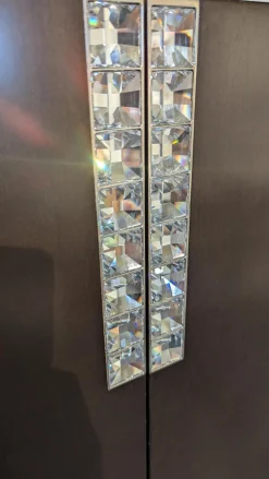 Selva Vitrinen & Highboards|Schrank 7021 Massivholz 45 Sepia Dunkelbraun Akzente Glas