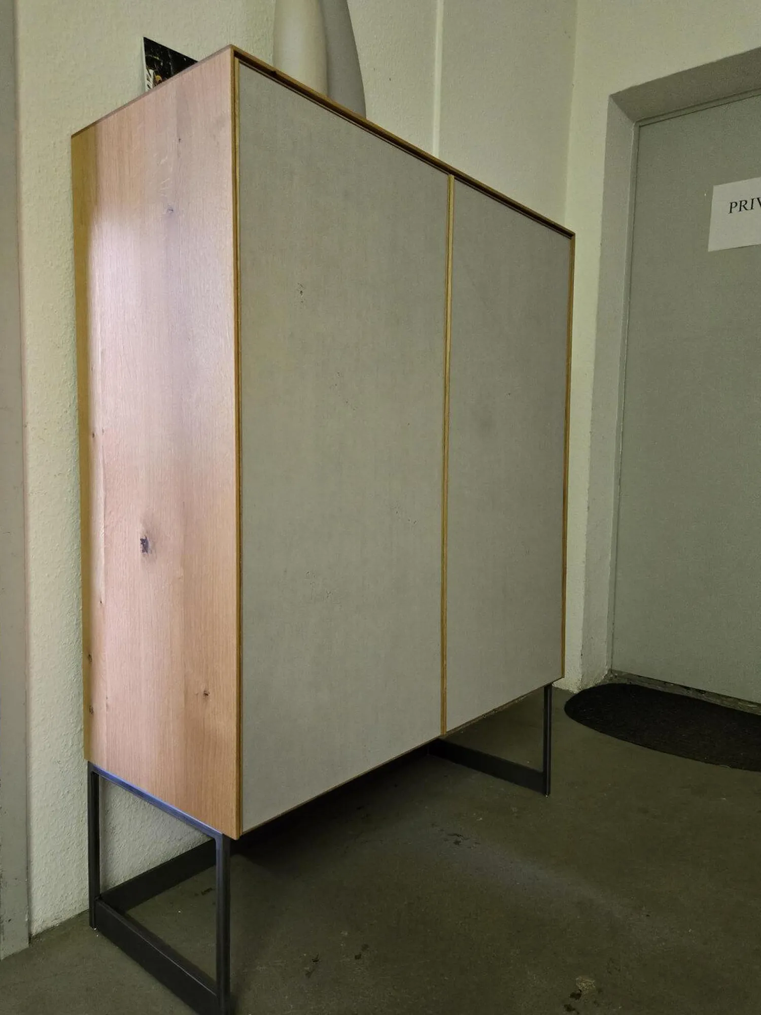 Scholtissek Vitrinen & Highboards|Schrank Alleskönner Korpus Knorrige Eiche Puro Geölt Front Betonoptik Grau Gestell Rohstahl Schwarz Lackiert