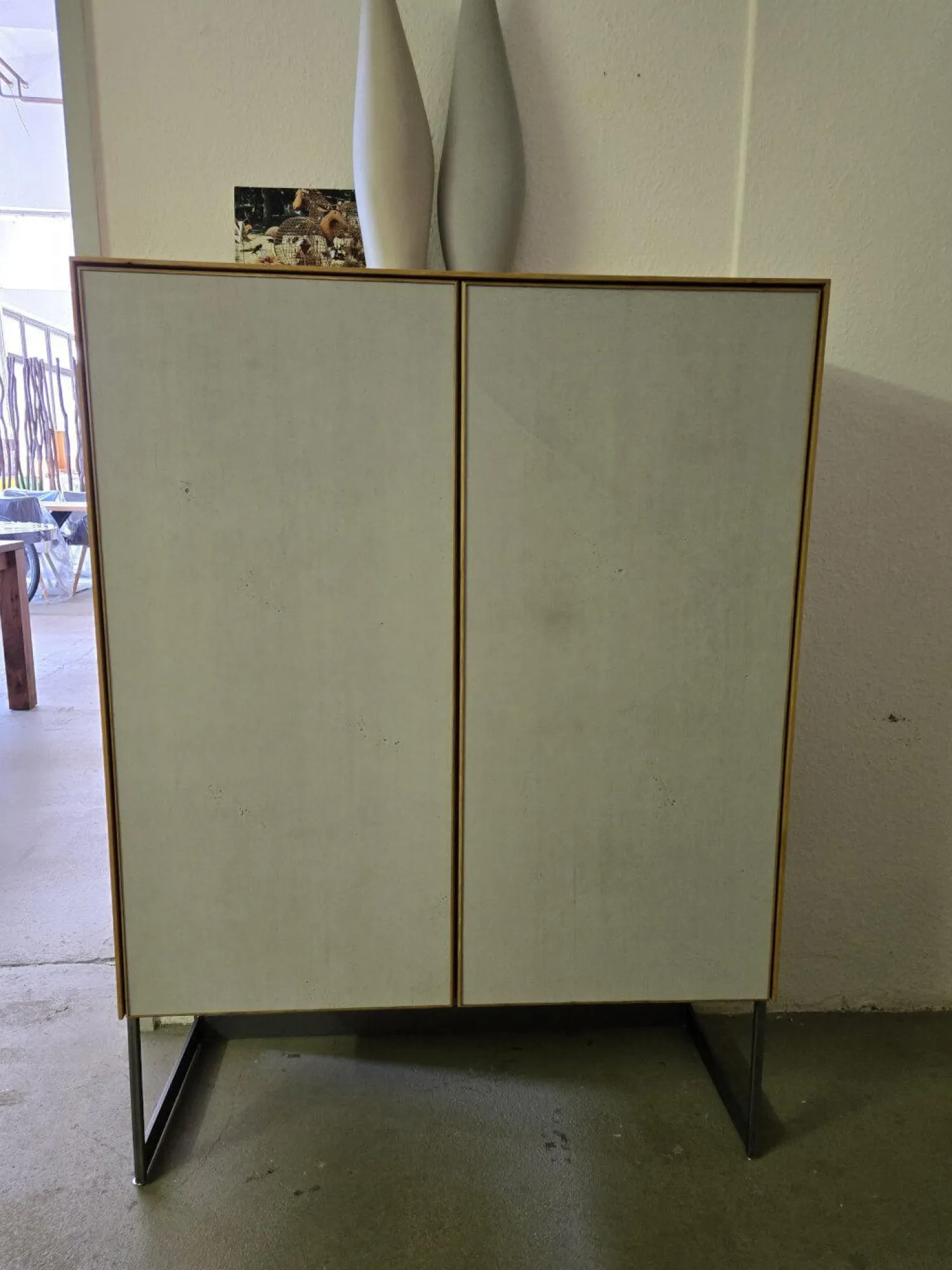 Scholtissek Vitrinen & Highboards|Schrank Alleskönner Korpus Knorrige Eiche Puro Geölt Front Betonoptik Grau Gestell Rohstahl Schwarz Lackiert