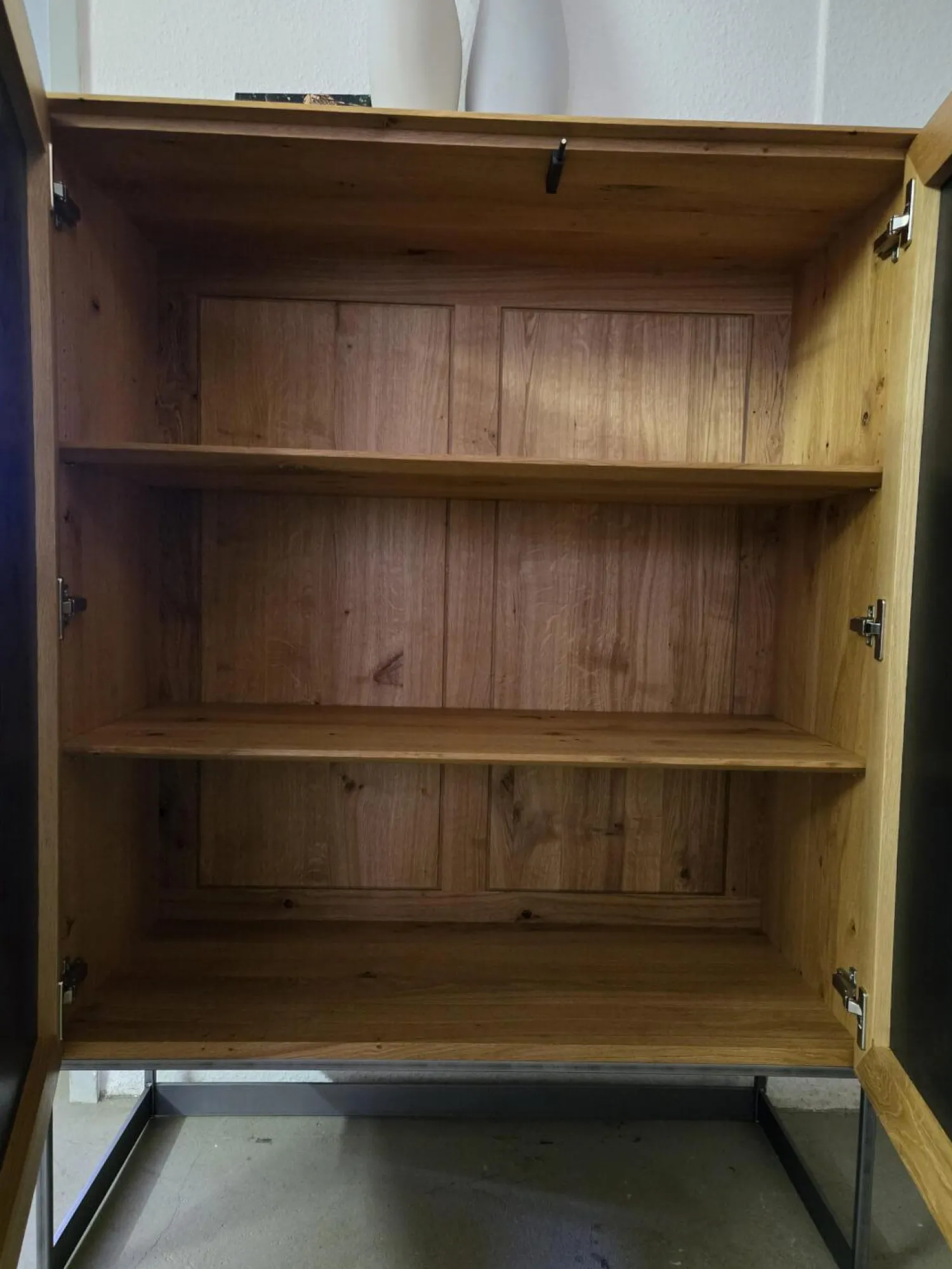 Scholtissek Vitrinen & Highboards|Schrank Alleskönner Korpus Knorrige Eiche Puro Geölt Front Betonoptik Grau Gestell Rohstahl Schwarz Lackiert