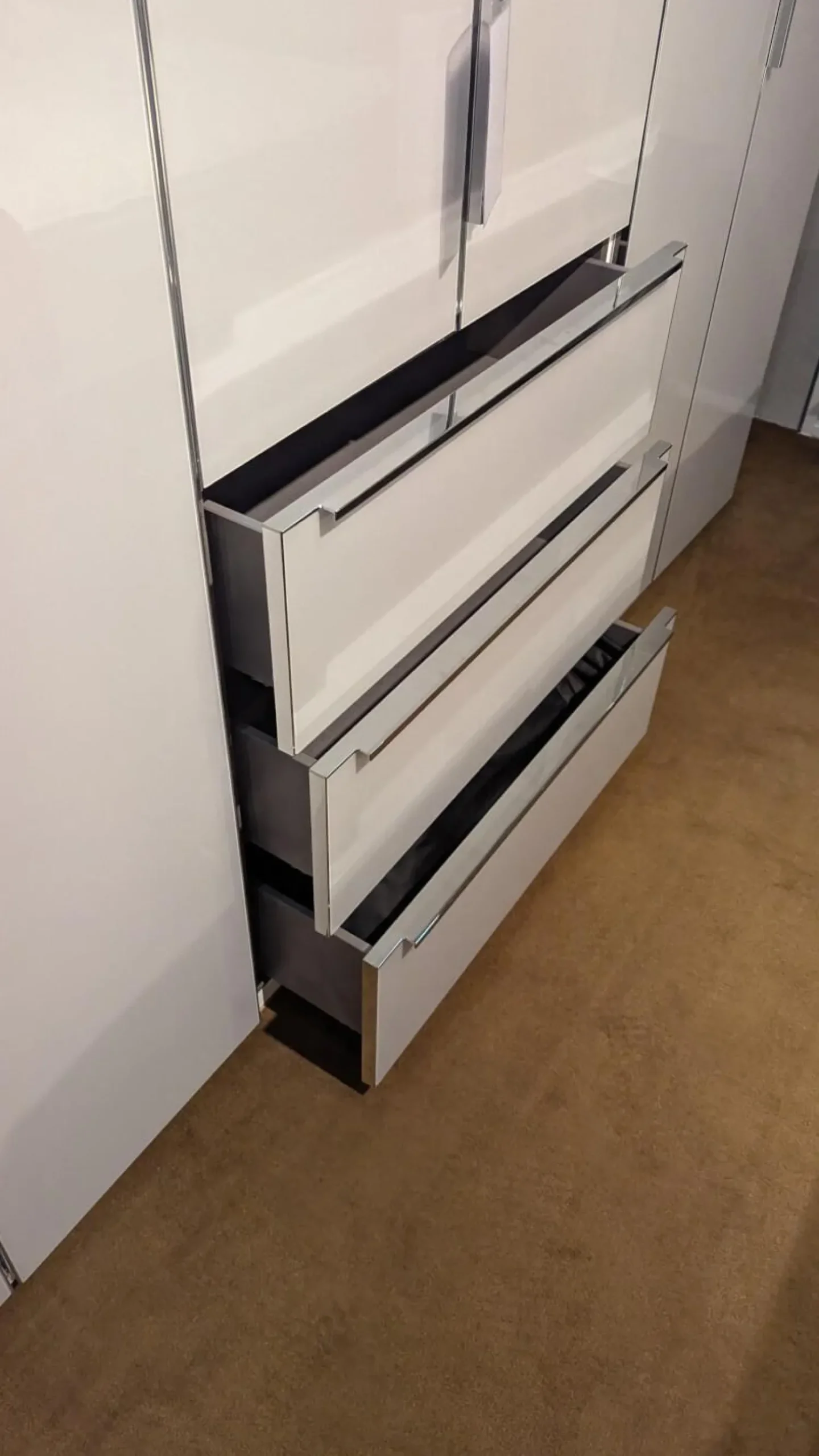 Nolte Kleiderschränke|Schrank Horizont 110 Front Glas G71 Seidengrau Grau Weiß Korpus Polarweiß Weiß Innen Leinenoptik Twist