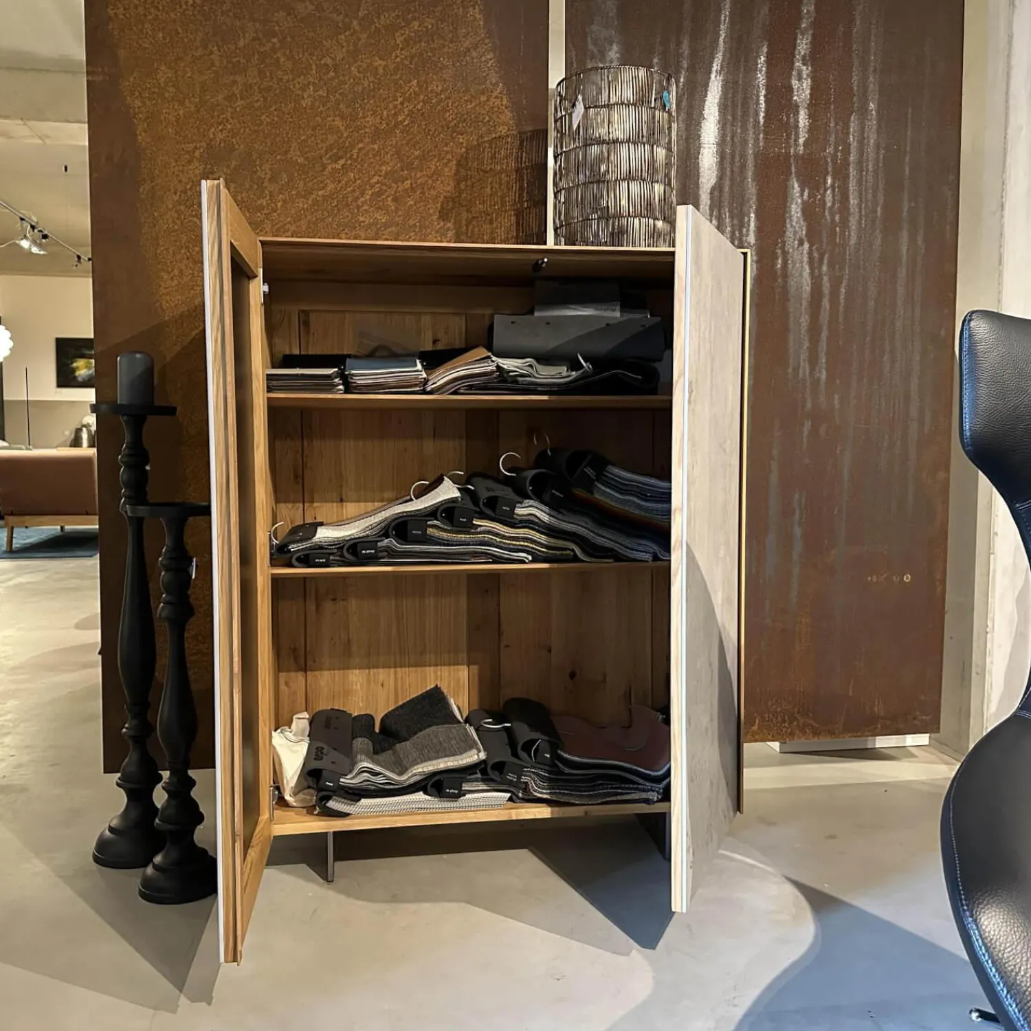 Scholtissek Vitrinen & Highboards|Schrank Kera Front Keramik Beton Silk Grau Korpus Knorrige Eiche Natur Geölt Gestell Metall Schwarz Lackiert