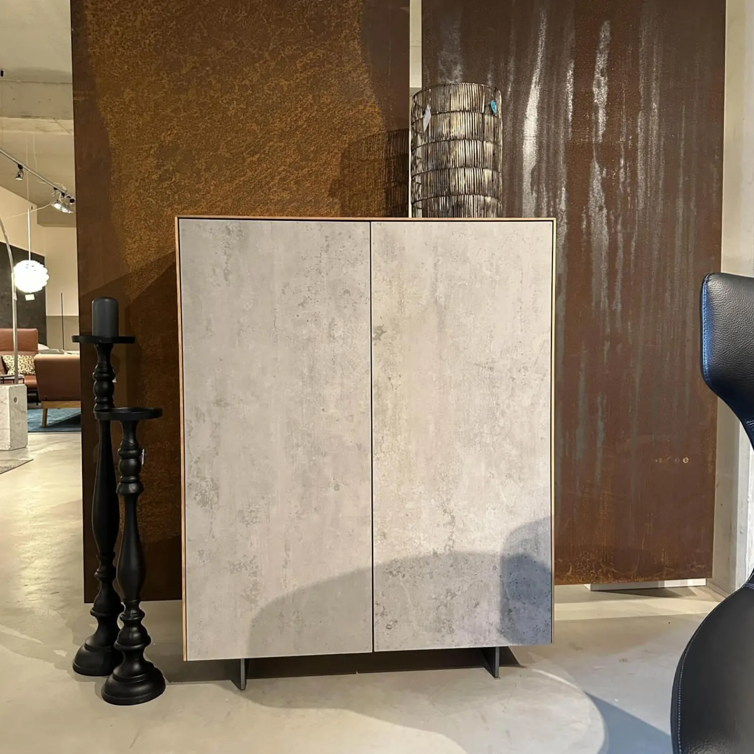 Scholtissek Vitrinen & Highboards|Schrank Kera Front Keramik Beton Silk Grau Korpus Knorrige Eiche Natur Geölt Gestell Metall Schwarz Lackiert