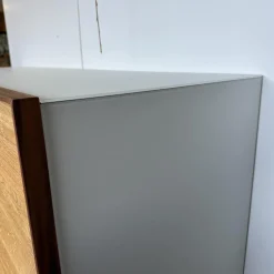 Scholtissek Regale|Schrank Tratum Mittel Knorrige Eiche Natur Geölt Glas 9010 Weiß Matt Mit Lamellenfronten