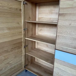 Scholtissek Regale|Schrank Tratum Mittel Knorrige Eiche Natur Geölt Glas 9010 Weiß Matt Mit Lamellenfronten