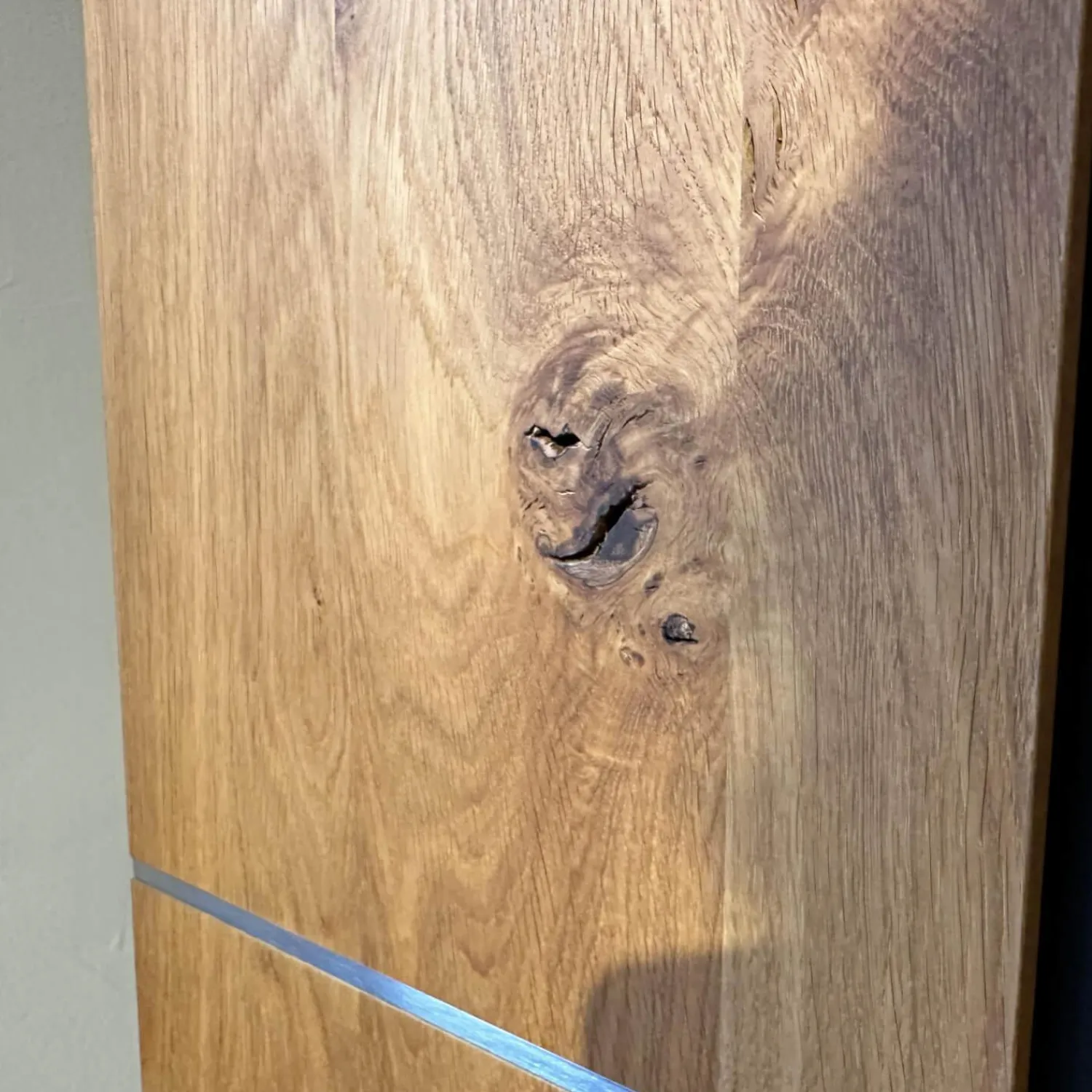 Scholtissek Vitrinen & Highboards|Schrank Varus Asteiche mit Glas Grau Knorrige Eiche Geölt Floatglas Dunkelbraun Matt