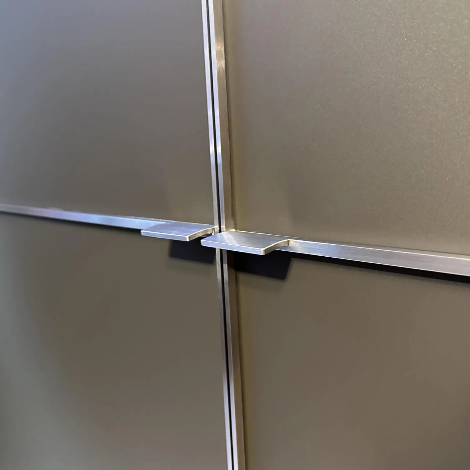 Scholtissek Vitrinen & Highboards|Schrank Varus Asteiche mit Glas Grau Knorrige Eiche Geölt Floatglas Dunkelbraun Matt