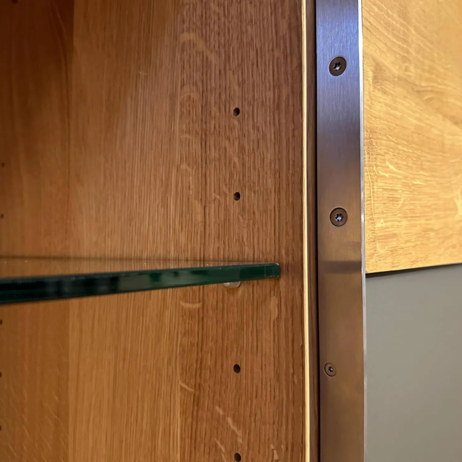 Scholtissek Vitrinen & Highboards|Schrank Varus Asteiche mit Glas Grau Knorrige Eiche Geölt Floatglas Dunkelbraun Matt