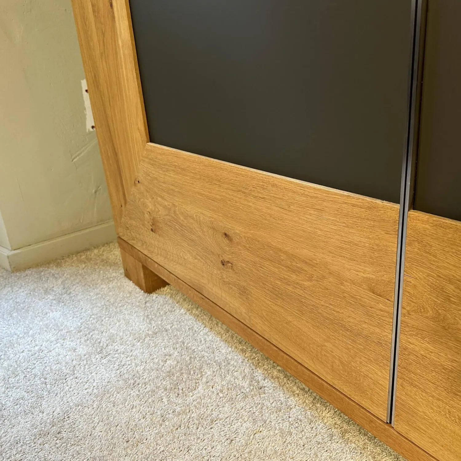 Scholtissek Vitrinen & Highboards|Schrank Varus Asteiche mit Glas Grau Knorrige Eiche Geölt Floatglas Dunkelbraun Matt