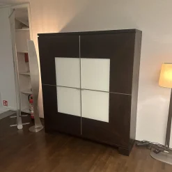 Scholtissek Vitrinen & Highboards|Schrank Varus Korpus Knorrige Eiche Wengefarben Dunkelbraun Front Glas Optiwhite Weiß Matt