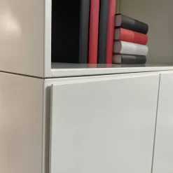 Mauser Vitrinen & Highboards|Schrankkombination Xitan S Aluminium Tablett RAL 9010 Reinweiß Einlegeplatten 4023 Nero