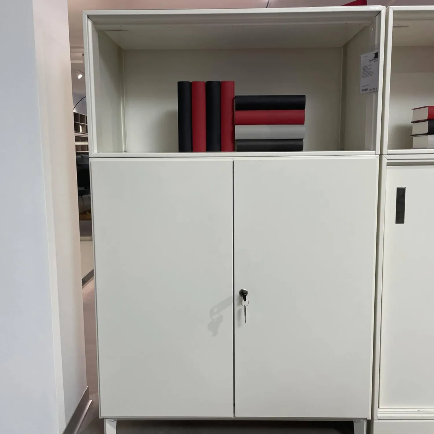 Mauser Vitrinen & Highboards|Schrankkombination Xitan S Aluminium Tablett RAL 9010 Reinweiß Einlegeplatten 4023 Nero