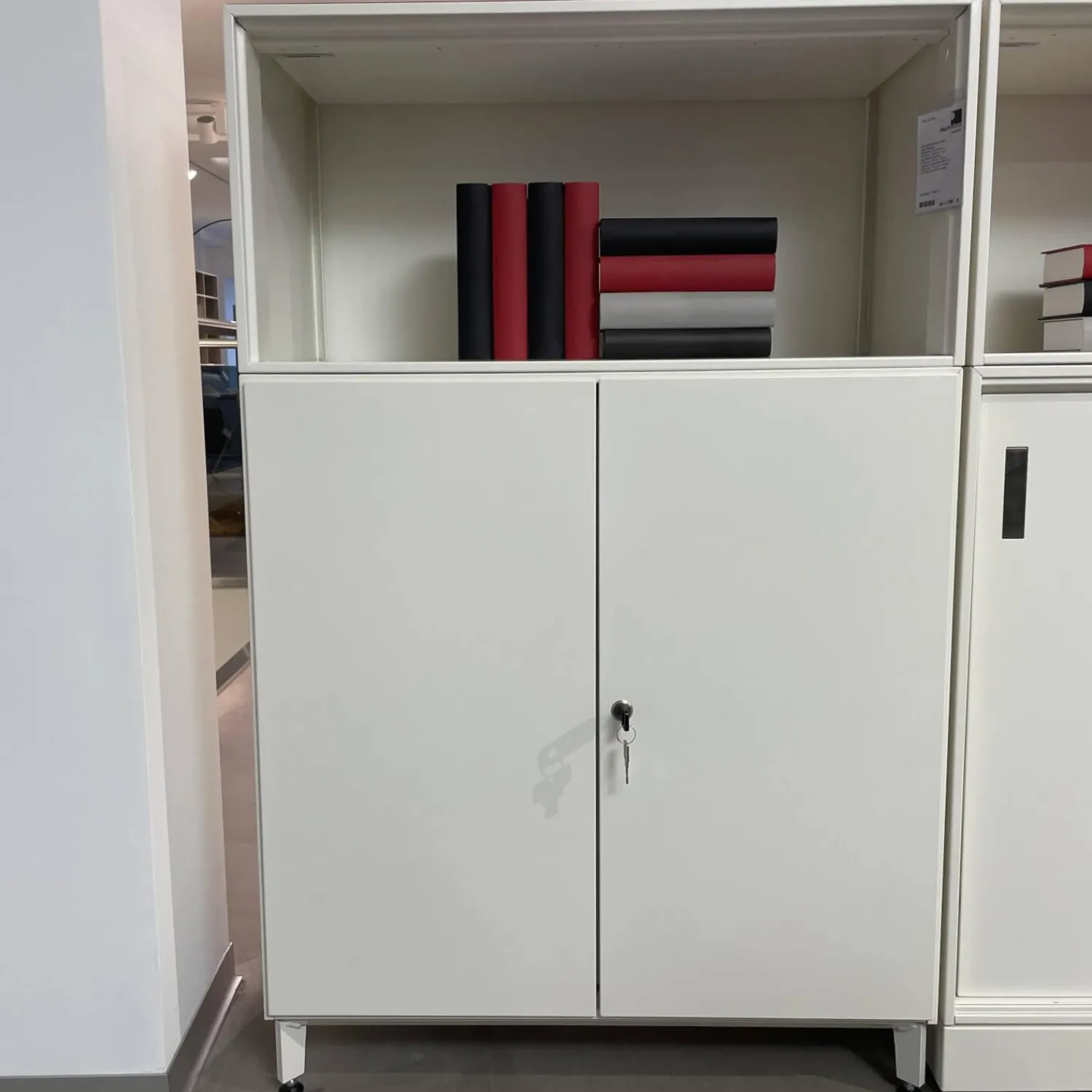 Mauser Vitrinen & Highboards|Schrankkombination Xitan S Aluminium Tablett RAL 9010 Reinweiß Einlegeplatten 4023 Nero