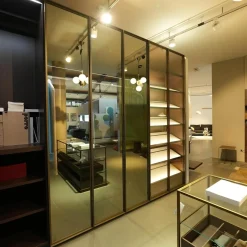 Porro Kleiderschränke|Schranksystem Storage Holzoberfläche Eucalyptus Fronten Rauchglas Struktur Messing Brunito R16