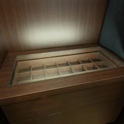 Porro Kleiderschränke|Schranksystem Storage Holzoberfläche Eucalyptus Fronten Rauchglas Struktur Messing Brunito R16