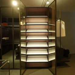 Porro Kleiderschränke|Schranksystem Storage Holzoberfläche Eucalyptus Fronten Rauchglas Struktur Messing Brunito R16