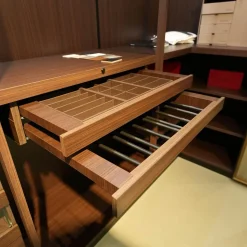 Porro Kleiderschränke|Schranksystem Storage Holzoberfläche Eucalyptus Fronten Rauchglas Struktur Messing Brunito R16