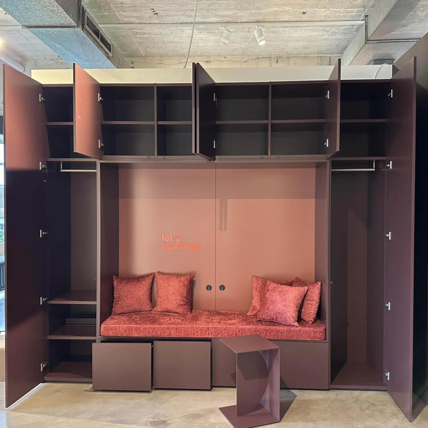 Interlübke Kleiderschränke|Schrankwand Collect Plus Korpus Lack M41 Rot Burgund Paneel Lack M42 Malve Rot Ohne Polster