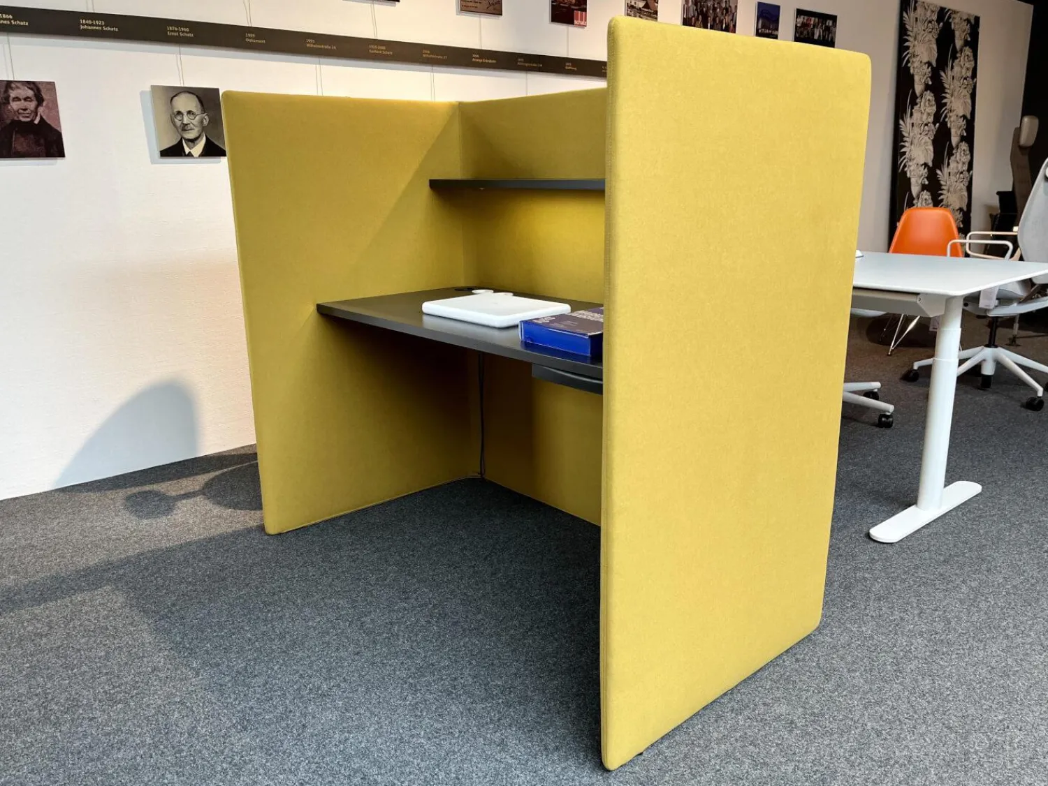 COR Schreibtische & Sekretäre|Schreibtisch Floater 84920 Platte Schiefer Stoff Curry Mit Beleuchtung