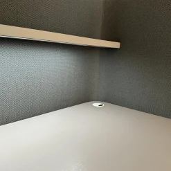 COR Schreibtische & Sekretäre|Schreibtisch Floater LAB 84920 Platte Esche Grau Stoff 10078 Jaspis Grau Grün Inklusive Kabeldurchlässe Und Beleuchtung Ohne Hocker